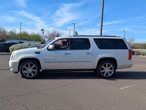 Used 2010 Cadillac Escalade ESV Premium image 4
