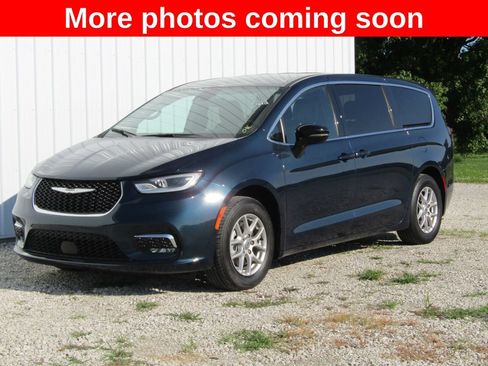 Used 2025 Chrysler Pacifica Select FWD image 7