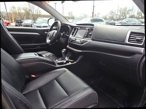 Used 2019 Toyota Highlander XLE image 26
