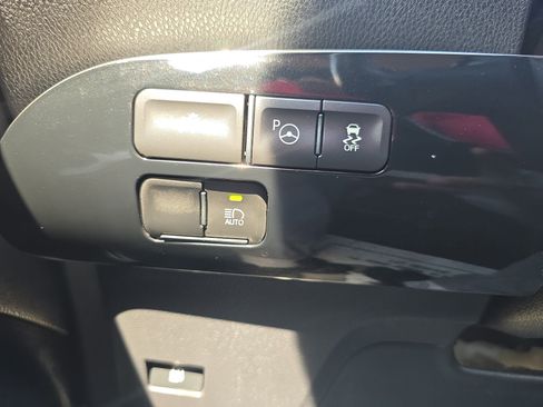 Used 2022 Toyota Prius FWD image 25