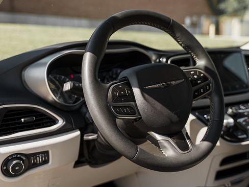 Used 2024 Chrysler Pacifica Touring-L FWD image 10