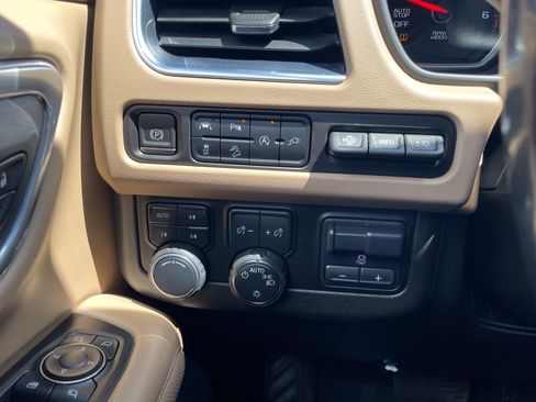 Used 2021 Chevrolet Suburban Premier w/ Premium Package AWD/4WD image 14