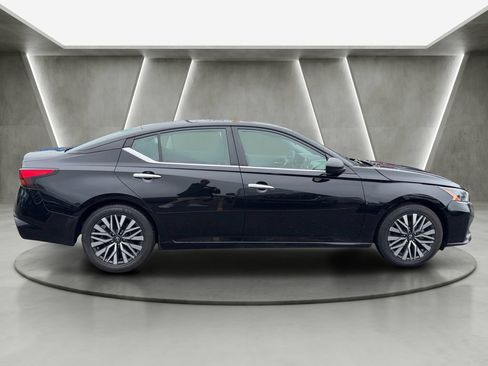 Used 2024 Nissan Altima 2.5 SV FWD image 8