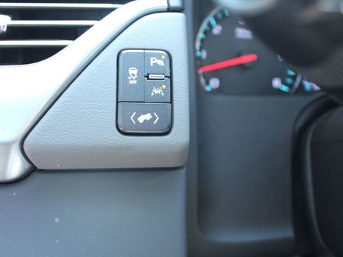 Used 2018 Chevrolet Suburban LT RWD image 22