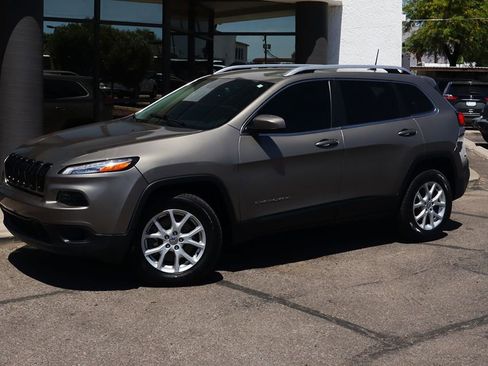 Used 2017 Jeep Cherokee Latitude w/ Comfort/Convenience Group image 3