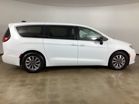 Used 2024 Chrysler Pacifica Limited FWD image 4