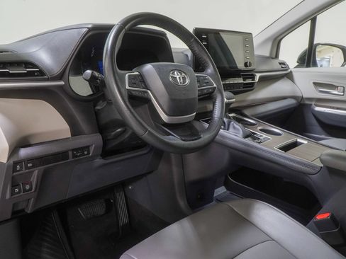 Used 2022 Toyota Sienna XLE AWD/4WD image 23
