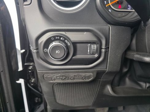 Used 2024 Jeep Wrangler Unlimited Sahara w/ Technology Group AWD/4WD image 25