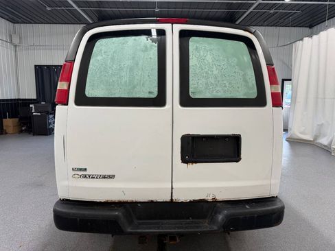 Used 2010 Chevrolet Express 2500 RWD image 3
