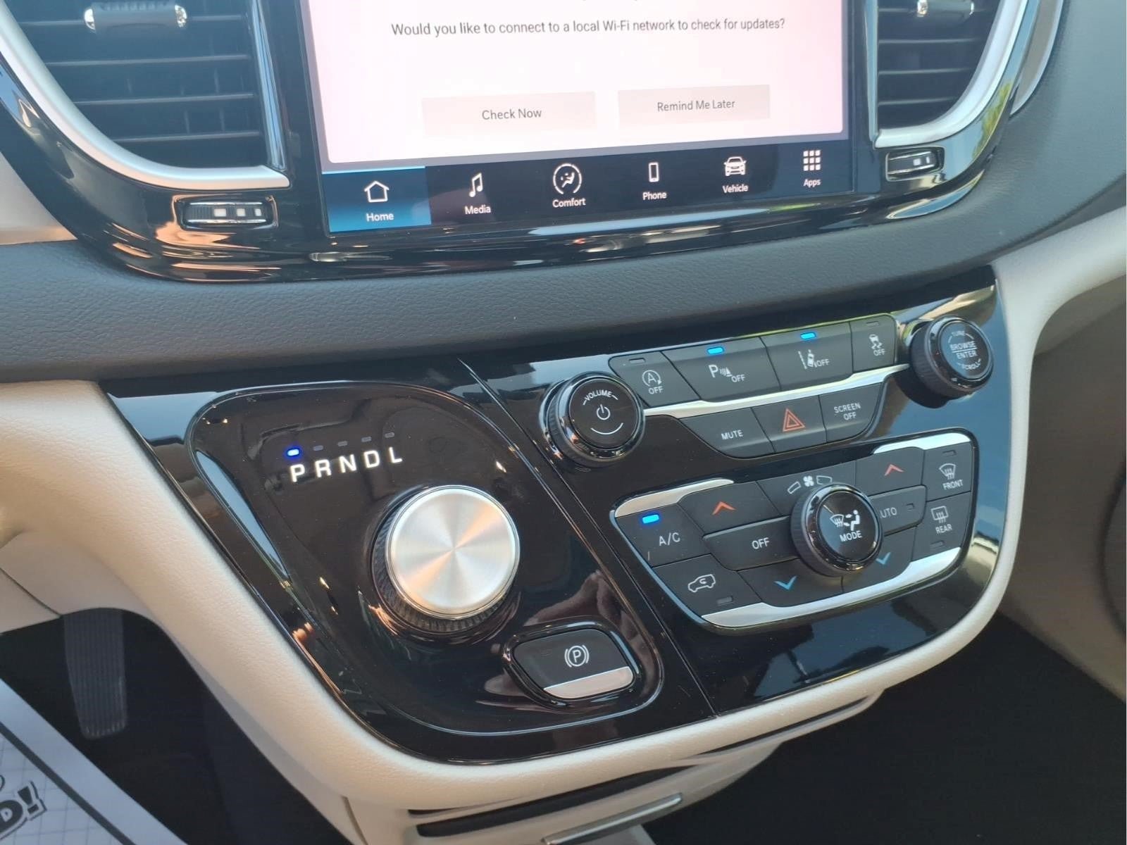 Used 2023 Chrysler Pacifica Touring-L FWD image 19