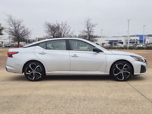 Certified 2023 Nissan Altima 2.5 SR image 7