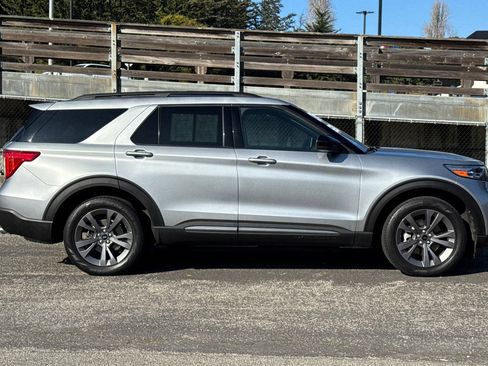 Certified 2023 Ford Explorer XLT w/ Equipment Group 202A image 3