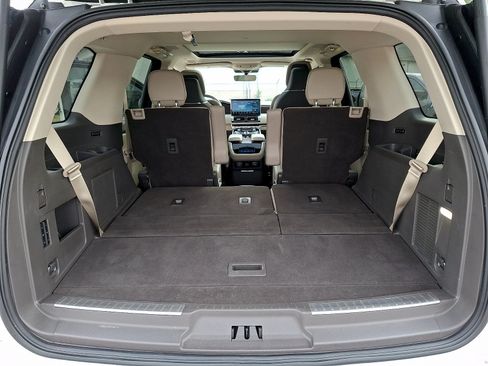 Certified 2024 Lincoln Navigator Reserve AWD/4WD image 28