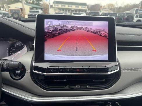 Used 2025 Jeep Compass Limited image 13