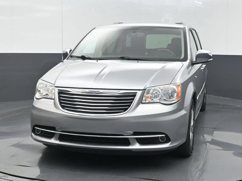 Used 2014 Chrysler Town & Country Touring-L FWD image 2