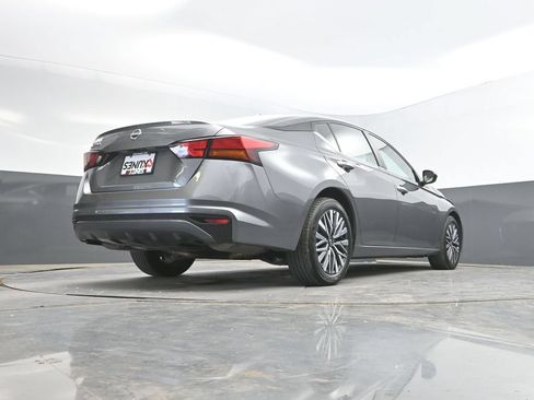 Used 2025 Nissan Altima 2.5 SV FWD image 39