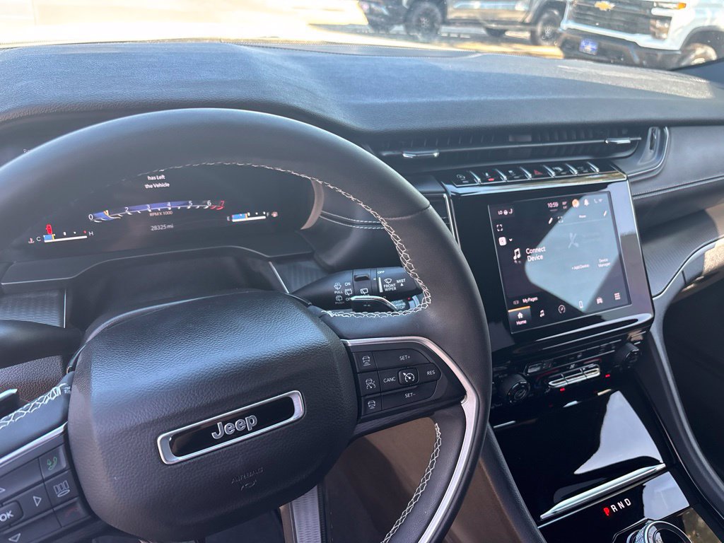 Used 2023 Jeep Grand Cherokee Altitude AWD/4WD image 10