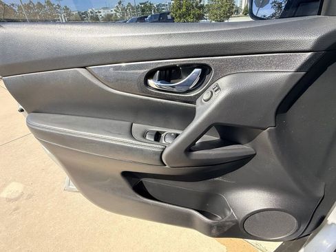 Used 2017 Nissan Rogue S image 21