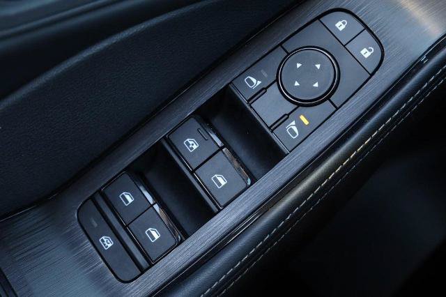 Certified 2025 Nissan Rogue SV FWD image 17