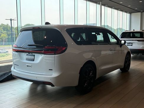 New 2026 Chrysler Pacifica Select AWD/4WD image 9