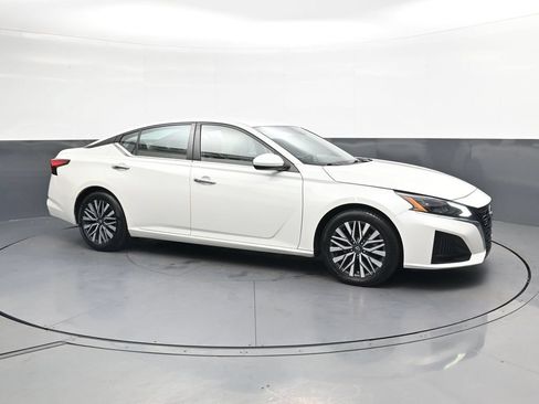 Used 2023 Nissan Altima 2.5 SV FWD image 4