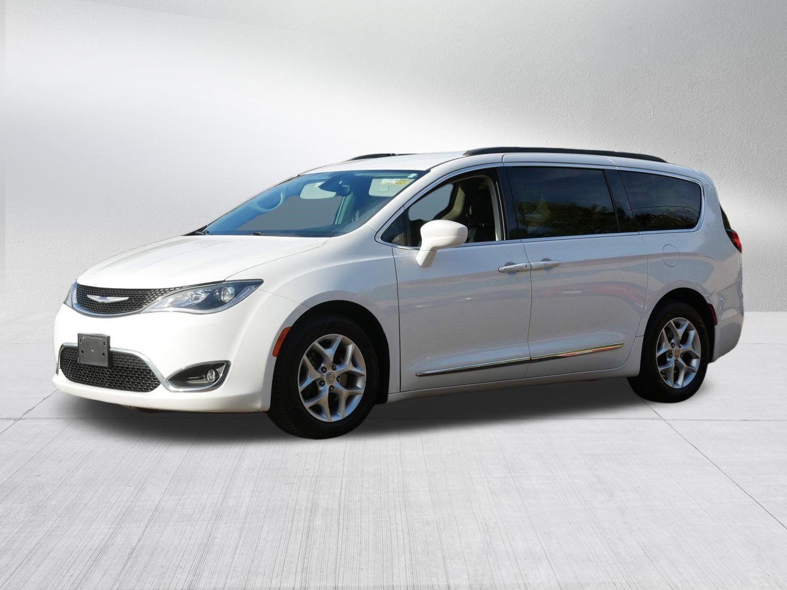 Used 2017 Chrysler Pacifica Touring-L w/ Tire & Wheel Group FWD image 3