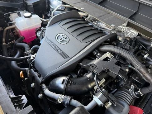 Used 2023 Toyota Highlander XLE FWD image 12