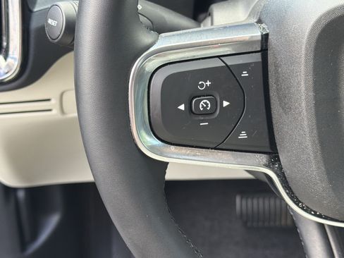 Certified 2025 Volvo XC40 B5 Plus AWD/4WD image 19