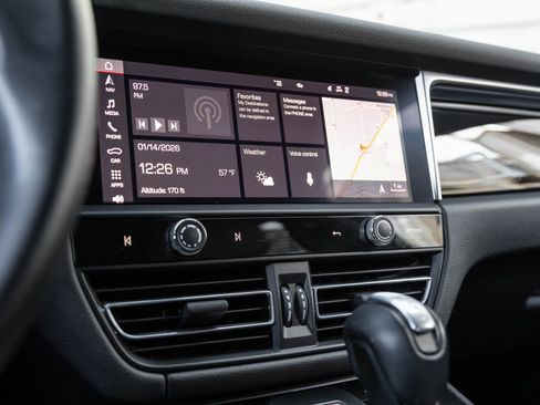 Certified 2024 Porsche Macan image 25