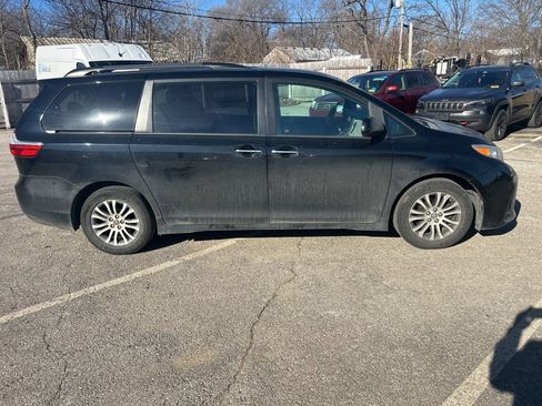 Used 2018 Toyota Sienna XLE image 5