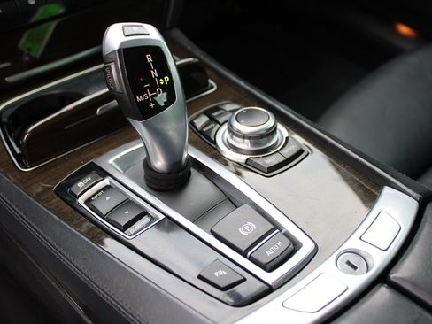 Used 2013 BMW 750i image 26