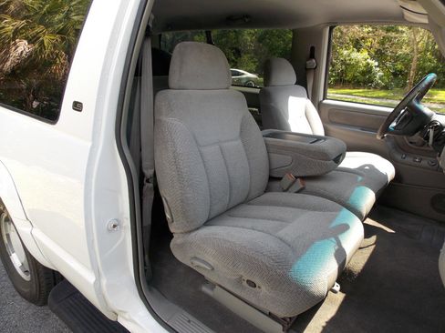 Used 1997 Chevrolet Tahoe 4WD 2-Door w/ Preferred Equipment Group 2 image 2