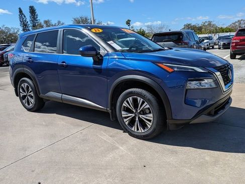 Used 2023 Nissan Rogue SV image 2