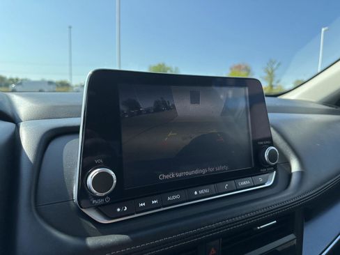 Used 2024 Nissan Rogue SV image 31