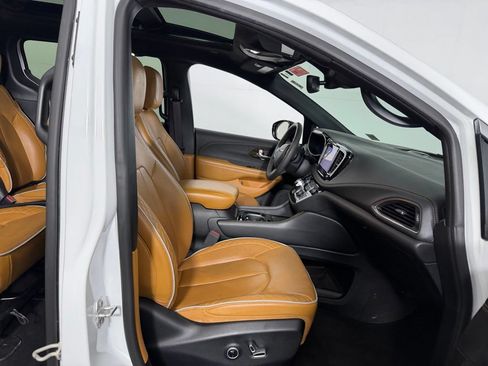 Used 2023 Chrysler Pacifica Pinnacle FWD image 33