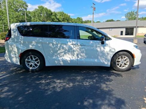 Used 2024 Chrysler Pacifica Touring-L FWD image 6