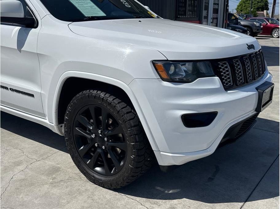 Used 2017 Jeep Grand Cherokee Altitude RWD image 9