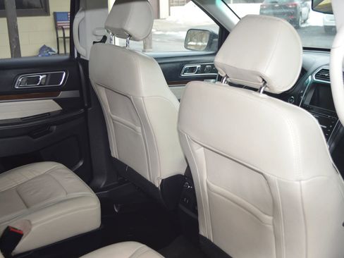 Used 2017 Ford Explorer Platinum image 24