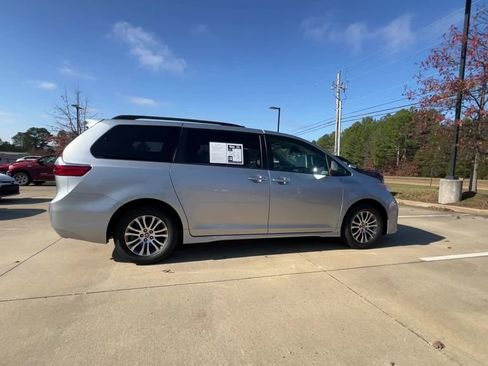Used 2020 Toyota Sienna XLE image 7