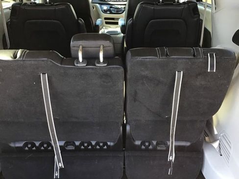 Used 2023 Chrysler Pacifica Touring-L image 5