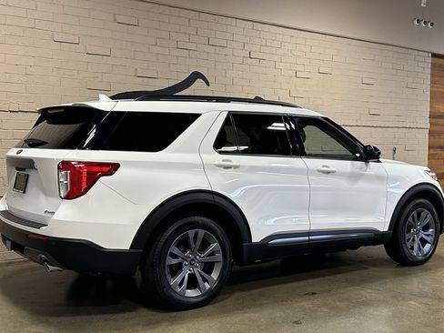 Used 2024 Ford Explorer XLT w/ XLT Sport Appearance Package AWD/4WD image 3