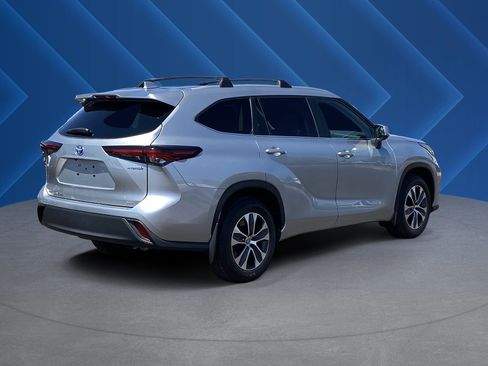 Used 2024 Toyota Highlander XLE FWD image 3