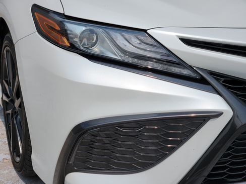 Used 2022 Toyota Camry XSE FWD image 10