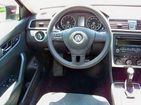 Used 2013 Volkswagen Passat 2.5 S FWD image 40
