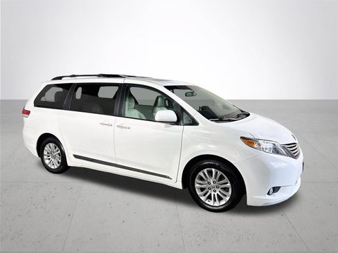 Used 2011 Toyota Sienna XLE w/ Premium Pkg FWD image 4