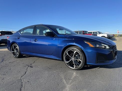 Used 2024 Nissan Altima 2.5 SR image 2