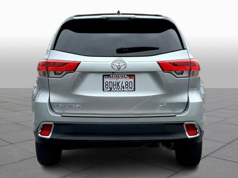 Used 2018 Toyota Highlander LE image 4