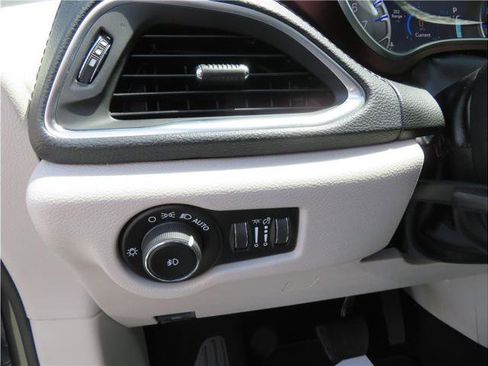 Used 2019 Chrysler Pacifica Limited image 31