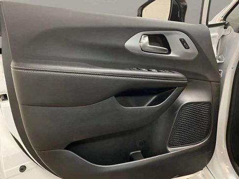 Used 2026 Chrysler Pacifica Limited FWD image 18