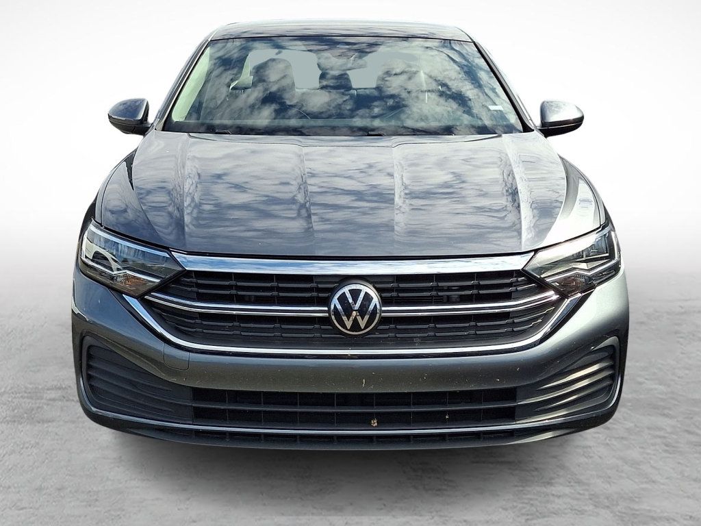 Used 2024 Volkswagen Jetta SE FWD image 2